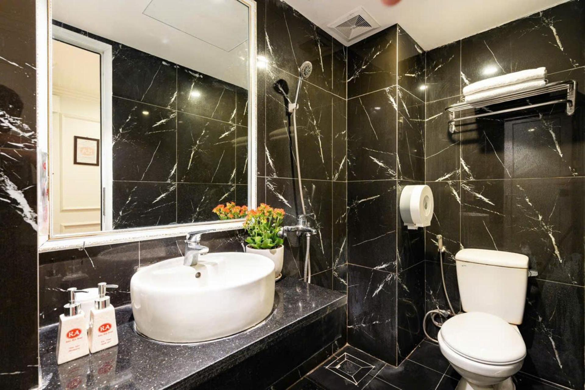 Khách sạn hẻo lánh Kieu Anh Ha Noi 4*